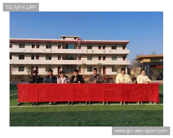 青训营导师与家长座谈 共同关注成长问题，青年成长营导师讲话