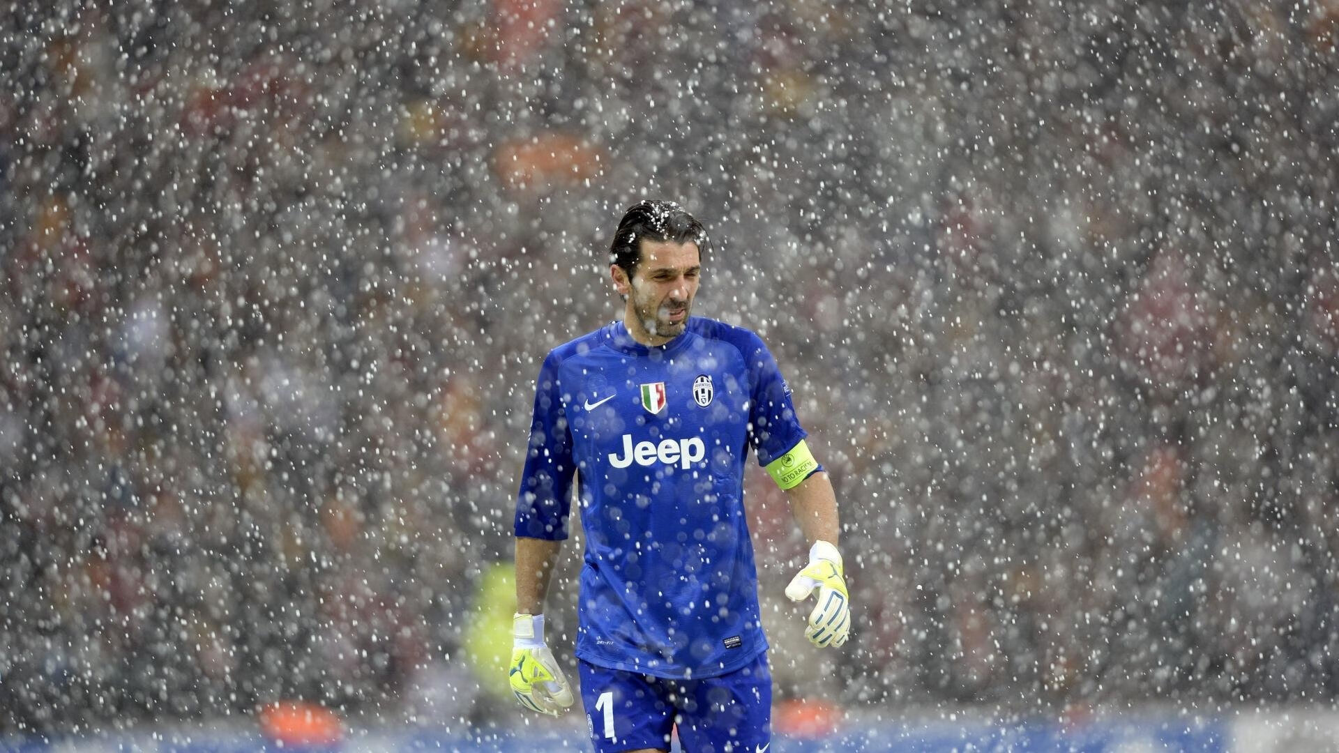 爱游戏娱乐-拜仁锋线跑动灵活形成层层攻势，拜仁战术风格打法